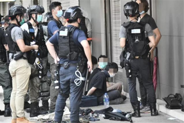 聚焦“两会”：小泥人与香港五大纪律部队一起力挺“港区国安法”2.jpg