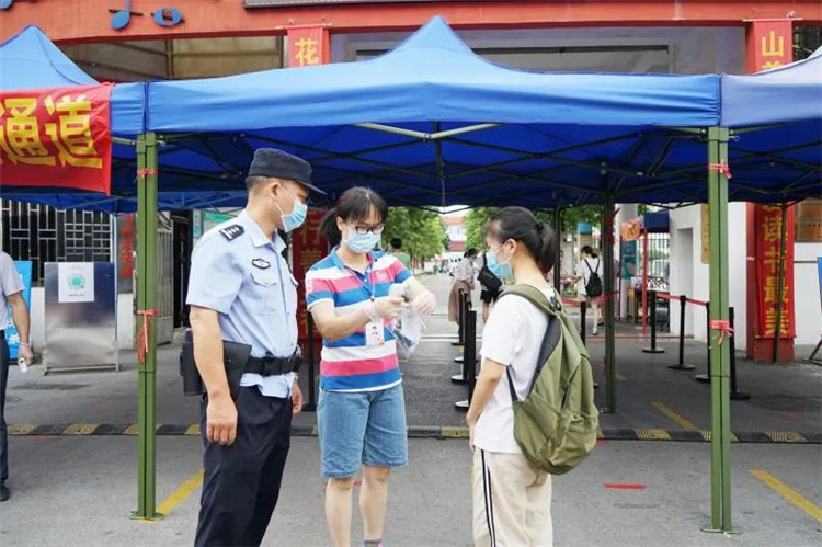 高考考生在开考前2小时丢失身份证，民警启动应急方案，不到10分钟解决3.jpg