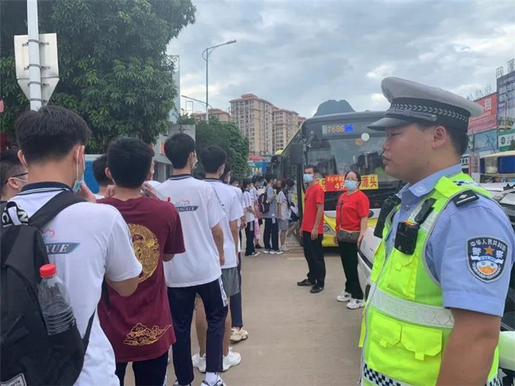 高考考生在开考前2小时丢失身份证，民警启动应急方案，不到10分钟解决2.jpg