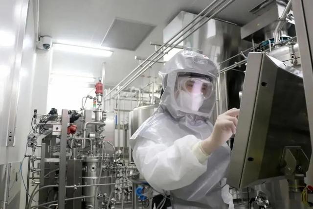 全球首个新冠灭活疫苗生产车间通过生物安全检查，已经大规模生产新冠疫苗了.jpg